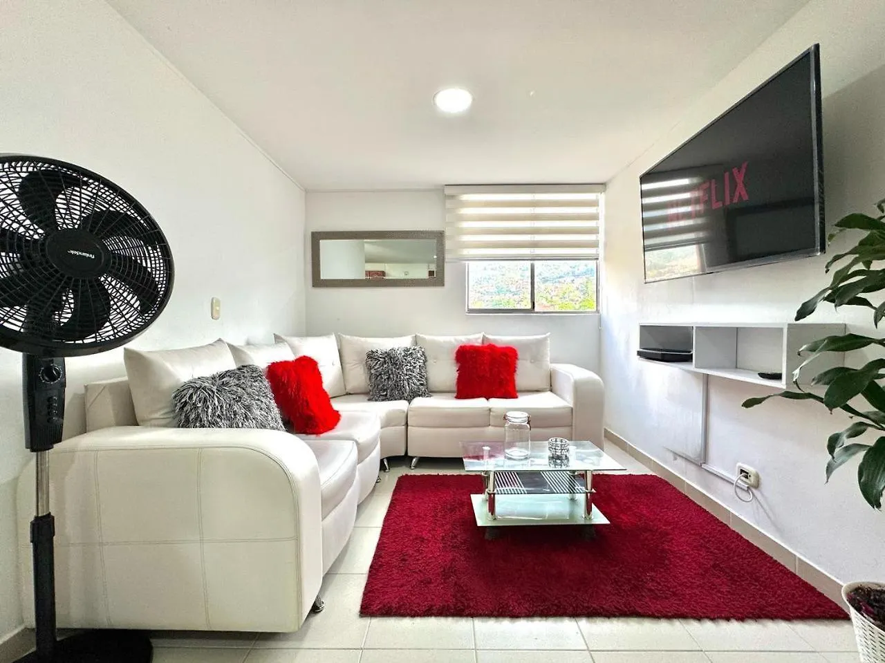 Apartamento Zona Rosa De Medellin, Ubicacion Central Cerca De Centros Comerciales Y Tranvia Del Metro Ba